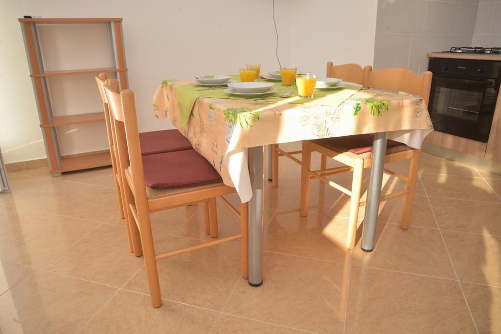 Apartments Lavanda トゥラニ エクステリア 写真