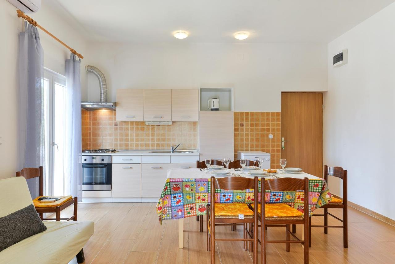 Apartments Lavanda トゥラニ エクステリア 写真