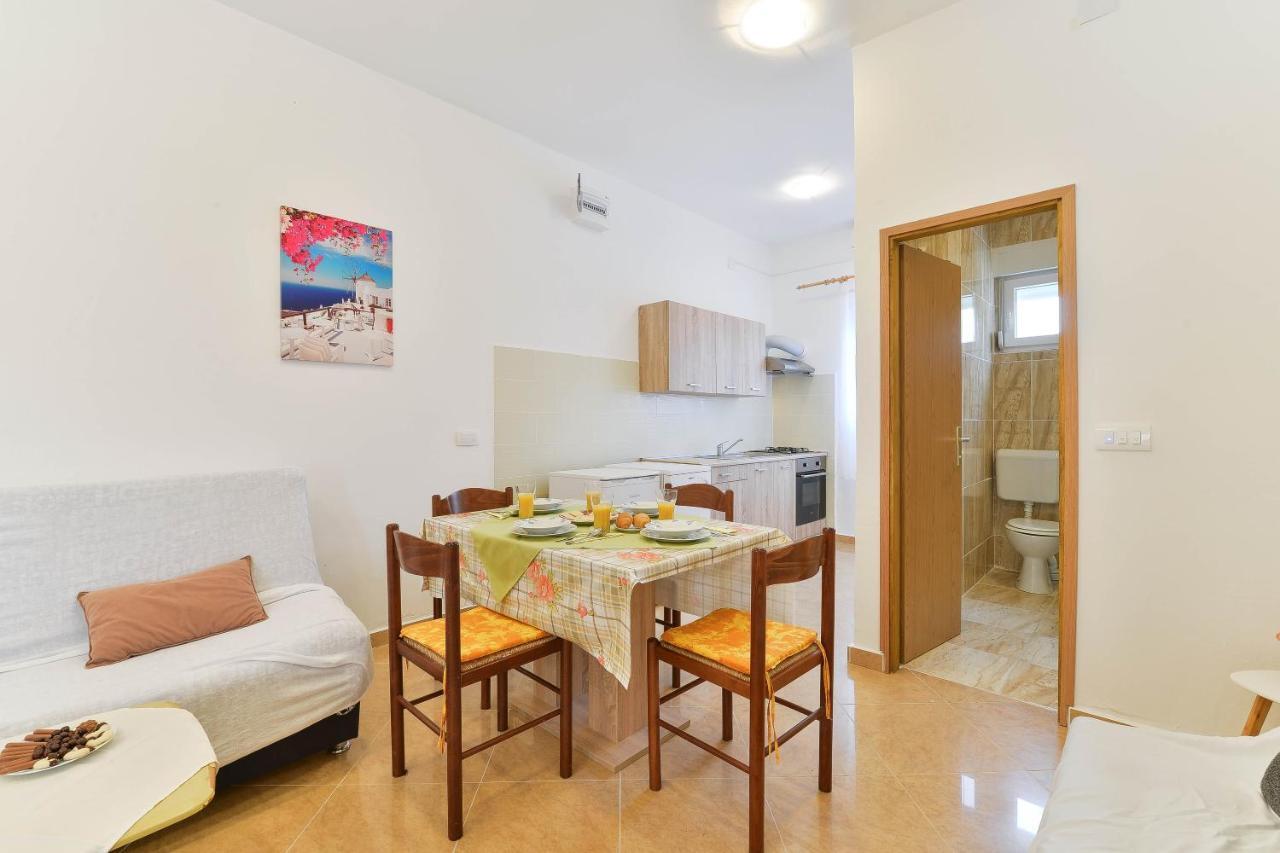 Apartments Lavanda トゥラニ エクステリア 写真