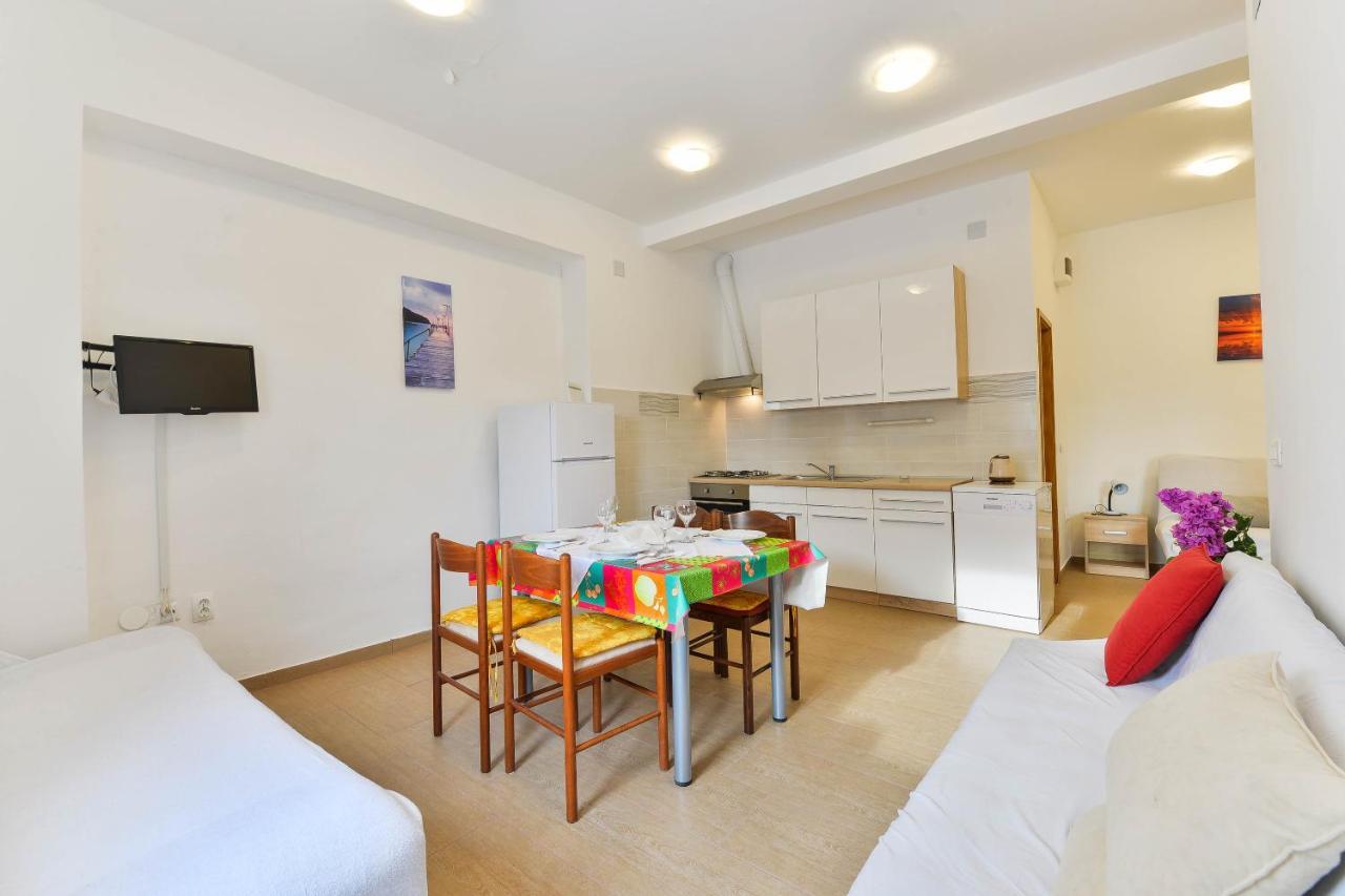 Apartments Lavanda トゥラニ エクステリア 写真